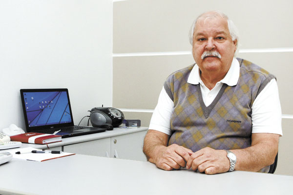 Um abraço muito especial vai para o amigo, o dentista Máximo Marson Filho, que aniversaria neste domingo. Ele é pai do Túlio Marson, que também é dentista, com quem divide o consultório. Orgulha-se muito do netinho Felipe e do Rafael, que a Gabriela, espo
