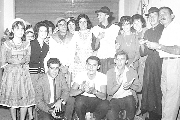 Ainda no mês das festas juninas, mais esta foto, que foi feita pelo saudoso Jair Fotógrafo, em 20 de junho de 1964, reunindo alguns moradores do Cidade Nova e Campo das Galinhas. Em pé, da esquerda para a direita: Ana Luiza, depois o Wanderley, Mariângela