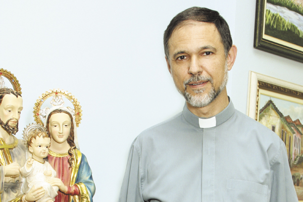 O nosso abraço especial de hoje vai para o muito querido Padre Márcio Rigolin, da Catedral N. S. da Conceição, e que aniversariou na última sexta-feira, dia 26. Nasceu em São Paulo e é filho de Narciso Rigolin (já falecido) e Mercedes Barbosa Rigolin. Foi