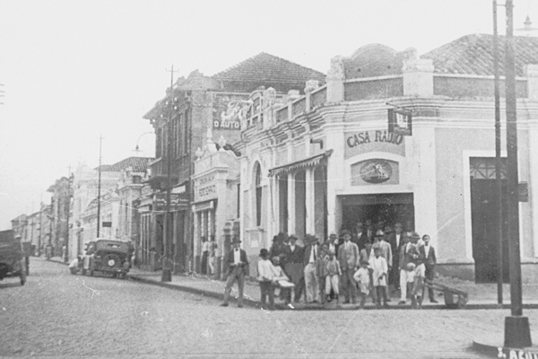 Como homenagem também ao Centenário do jornal Comércio da Franca, mostramos hoje uma foto de trecho da Praça N.S. da Conceição, onde ele começou, há 100 anos, e onde também foi inaugurada a Casa Rádio, primeira emissora da cidade, isso em 20 de maio de 19