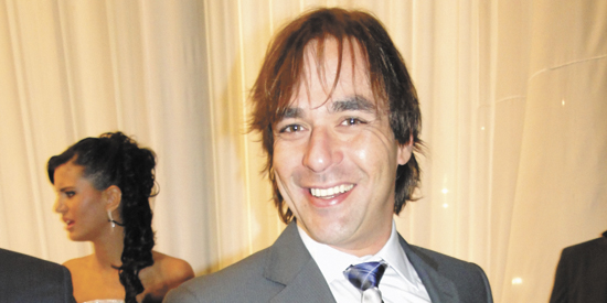 Waldson Júnior está em festa, comemorando vitórias nos 20 anos do seu Escritório Contábil Junior