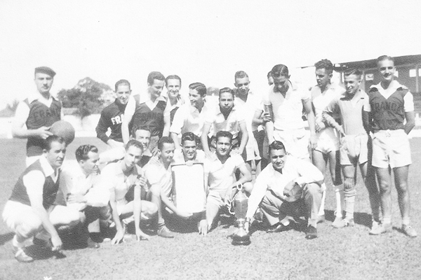 A foto pertence ao Hélio (Coroa) e foi feita em 11 de outubro de 1953, por ocasião do Dia do Professor e reuniu o time de professores e alunos do 3º Científico do IETC. Em pé, da esquerda para a direita: Alfredo Palermo, Turido, Gosuen, Amélio, Walter Sil