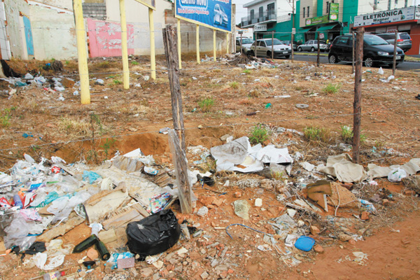 Terreno na avenida Major Nicácio vira ‘depósito’ de lixo. Dono diz que limpa toda semana, mas não adianta
