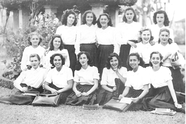Recebi do amigo e leitor Flávio Newton de Melo esta foto que pertence à Terezinha Diniz, reunindo alunas do antigo curso normal do Colégio N.S. de Lourdes, isso no ano de 1948. Não sei exatamente a ordem, mas foram passados os seguintes nomes das alunas: 