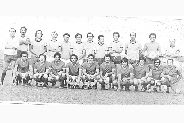 Meu amigo e leitor Élison Fernandes trouxe esta foto histórica, que reúne antigos frequentadores do campo de futebol da Capelinha. Em pé, da esquerda para a direita: Facuri, Izarino, Abel, Aldo Fantini, Edinho, Gonzaga, Fernando Ruas, Ticuba, Michel Sad, 