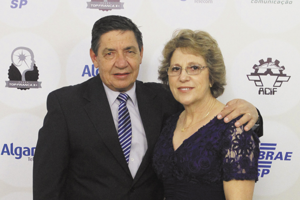 Um abraço especial ao amigo Paulo Xavier, que amanhã vai estar mudando de idade. Casado com dona Josefina Xavier, tem os filhos Adriano, casado com a Vanessa, Alex e Alexandre - solteiros, e o neto Felipe. Paulo Xavier comanda, ao lado do João Batista, a 