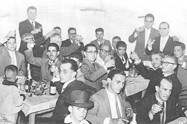 A festa animada aconteceu há muitos anos, quando do casamento de Sílvio Luís Junqueira e Marlene Paludeto. Nosso amigo Carlos Lima foi quem fez as identificações. Lá no alto, da esquerda para a direita: Pedro Carvalho Menezes, Geraldo Paludeto, Osmar Fino