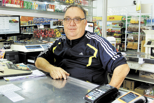 Quem aniversaria amanhã é o nosso amigo Marcos Henrique Coelho, comandante do Supermercado Francano, na esquina do IETC. Marcão, como é conhecido, é casado com Salvina Aparecida Coelho, tendo duas filhas: Thaísa e Maísa, casada com o Marcelo. É também o a