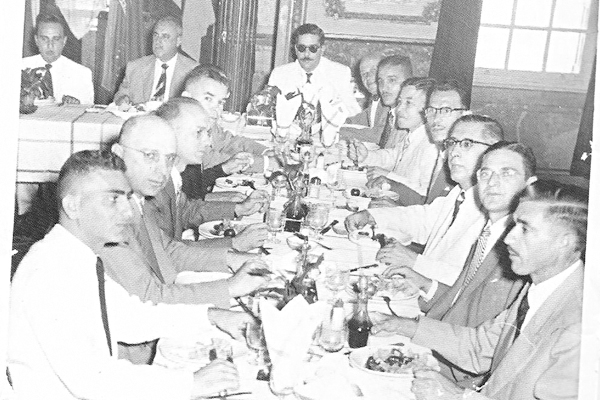 Do livro de 60 anos do Uni-Facef, esta foto da Primeira Turma de Formandos em Economia. Isso foi em 1954, quando a escola funcionava no antigo Ateneu. Eles estavam reunidos no Salão Rosa do Hotel Francano, num jantar de congraçamento. No sentido horário, 