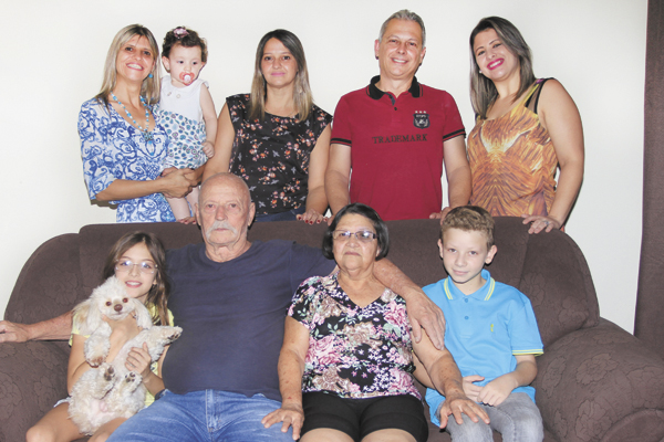 No último dia 20, o casal Laércio Perazzini e Espedita Rosa Perazzini, lá do Jardim Luiza, completou 57 anos de união. Laércio e Espedita têm os filhos Vicente, casado com a Flávia, Roberta, casada com Luís Paulo, e Fernanda, casada com o Lázaro. Daí vier