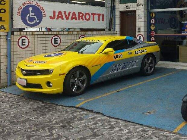 Autoescola de Santos usa Camaro para atrair alunos 