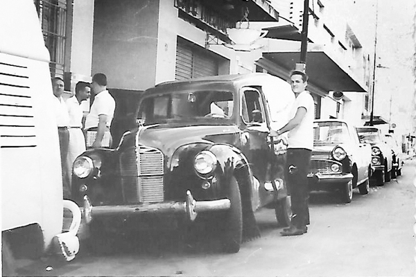 Através dos meus leitores e amigos Hamilton Peixoto e Élison Fernandes, estou recebendo esta foto, que data lá dos anos 1960. Existia ali o Café Teodoro, que era comandado pela Família Ribeiro, com o ‘seo’ Geraldo à frente. Era instalado no térreo do edif