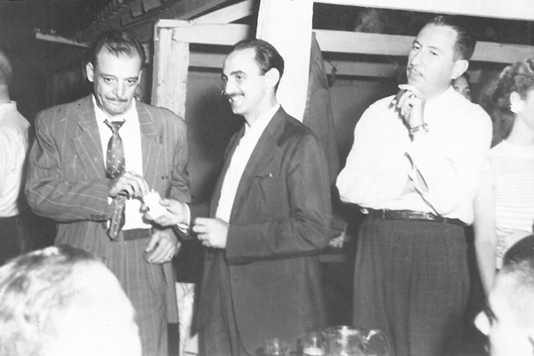 Esta foto histórica deve ter sido feita no começo dos anos 1960, mostrando três conhecidas, importantes e respeitadas personalidades de Franca, todos já falecidos. Da esquerda para a direita, o médico e ex-prefeito, Doutor Ismael Alonso e Alonso, o profes