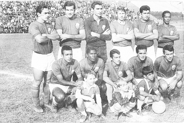 Há tempos, meu leitor e amigo, o empresário Fabinho Liporoni me enviou essa foto, feita pelo saudoso Jahir, quando foi inaugurado o “Lanchão”, isso em junho de 1969. Confiram comigo: Em pé, da esquerda para a direita: Roberto, Duda, Manzato, Alemão, Clóvi