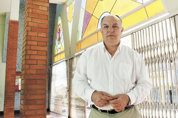 Hoje é dia de abraçar um querido sacerdote, que está aniversariando. É o Frei Carlos Marchioni, humilde e muito simpático, é responsável pela Paróquia de São Judas Tadeu, na Vila Nova. Filho do sr. Fiori Marchioni e dona Amália, ambos já falecidos, Frei C