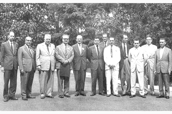 Querido leitor e amigo de longa data, o médico Enéas Andrade Cunha, apreciador deste espaço da coluna, me traz esta foto histórica, reunindo antigos médicos de nossa cidade. Da esquerda para a direita, os doutores: Samuel de Almeida, Antônio Peixe, Leonel