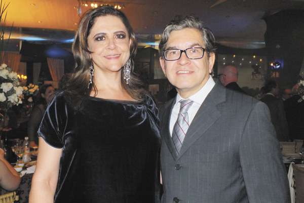 A juíza de Direito Julieta Passeri de Souza esteve mudando de idade esta semana, recebendo muitos cumprimentos. Juntamos nosso abraço, e também ao seu marido, André Martins, que formam um casal dos mais simpáticos. 