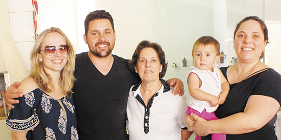 Valorosa empresária da moda/aluguel, com sua Via-Bella, Gema Moscardini, com seus filhos queridos Ana Tarcila, João Paulo, Viviane e a netinha Maria Eduarda