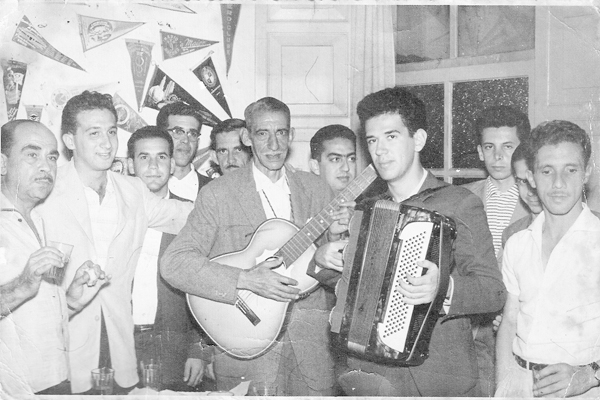 O amigo Aurélio Garcia, que foi nosso colega de rádio, como locutor sertanejo, me envia esta foto, que data de 1961,nos estúdios da antiga PRB-5, ali na Praça Barão. Da esquerda para a direita: Santiago Neto(era gerente da rádio), Luís Carlos Facuri, Ulis