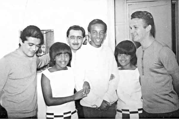 Era dia 25 de junho do ano de 1966 no Ginásio do Clube dos Bagres.O então diretor dos Laticínios Abbud, o saudoso FauzeAbbud, patrocinava aquele show e me convidava para fazer a apresentação. Da esquerda para a direita, o cantor Ary Sanches, o famoso Trio