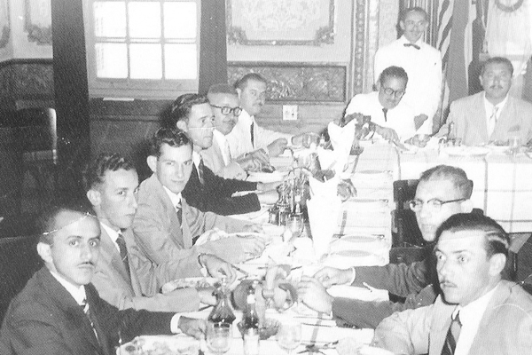 Mostramos aqui a foto de  outro grupo, naquele jantar da primeira turma de formandos do curso de Economia da Unifacef, isso em 1954, e que aconteceu no Salão Rosa, no Hotel Francano. Entre os presentes, foram identificados João Battarello, Geraldo Alves T
