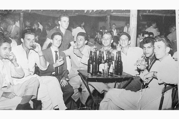 Recebo do leitor, ouvinte e amigo Jaime Ubiali esta foto de 5 de dezembro de 1960. Era uma festa em comemoração a algum evento, onde aparecem vários amigos, que residiam ali pela então tranquila Cidade Nova. Aparecem o Mário Perusso, Jaime, Zezinho, Hélio
