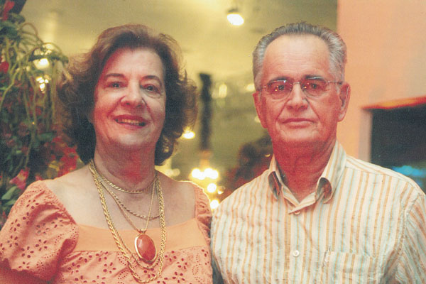 Completando hoje seus 80 anos de vida, o José Olympio de Lima (Netinho), casado há 55 com a Rosa Aparecida Meneghetti Lima (Rosinha). O casal tem o filho José Olympio Lima Júnior, casado com a Maria Inês Pradela Lima. Dessa união vieram os netos Matheus e
