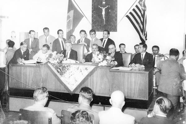 Essa foto foi feita na época em que o Governador de São Paulo era Adhemar de Barros e fazia uma visita a Franca. A reunião foi no antigo prédio da Câmara Municipal, que era na Praça N.S. da Conceição, na época em que vereador não ganhava nada. E vejam alg