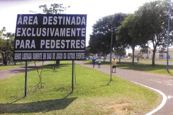 De modo geral, as pessoas têm procurado cuidar da saúde, usando o método infalível da atividade física. Os mais jovens malham nas academias e os mais vividos se dedicam às caminhadas, para combater muitas doenças e até para ajudar a manter a boa forma. En