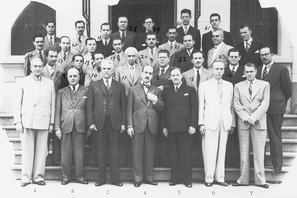 Como homenagem à classe médica pelo seu dia hoje, mostramos essa rara foto, lá dos anos 1950 ou 1960, ali numa das portas do antigo Hotel Francano. Vamos destacar alguns deles, que deixaram seu nome marcado por suas atuações como médicos, numa época em qu