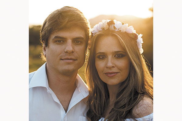 Casam-se no próximo sábado, 24 de outubro, a Fernanda Pinheiro Picado e Guilherme Loosli. Cerimônia religiosa acontecerá às 21 horas e 15 minutos, na Paróquia do Menino Jesus de Praga e Santa Ifigênia, no Roselândia. Fernanda é filha do saudoso José Carlo