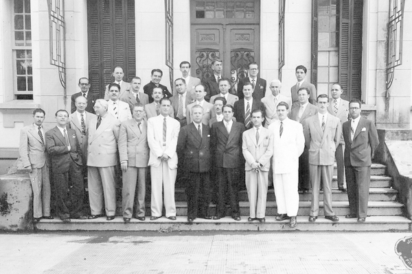 Recebi esta colaboração do leitor e amigo Dahul Tavares Pelizaro, destacando que hoje, 25 de outubro, é Dia do Cirurgião Dentista. A foto foi tirada por ocasião do almoço de confraternização da classe odontológica de Franca, em 13 de março de 1943, numa d
