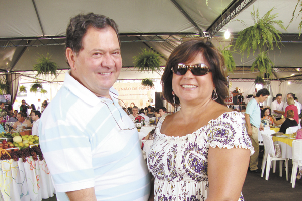 Quem aniversaria hoje é o empresário do setor calçadista, Miguel Heitor Bettarello, um dos filhos do muito querido e saudoso Hugo Bettarello. Casado com Vânia Martins Bettarello, tem os filhos Miguelzinho (casado com a Ana), Marcelo (com a Maira), Marina 