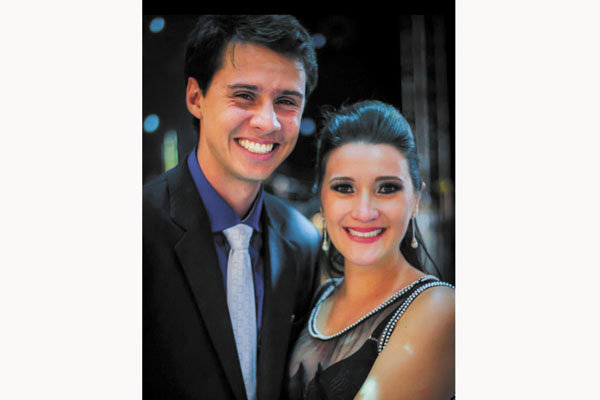 No próximo sábado, dia 14 de novembro, estarão se unindo os jovens Paula Moscardini e José Marcelo Dermínio, em cerimônia marcada para as 20 horas e 15 minutos, na igreja de São Judas Tadeu, na Vila Nova. Paula é filha do Valdir Moscardini e Aparecida de 