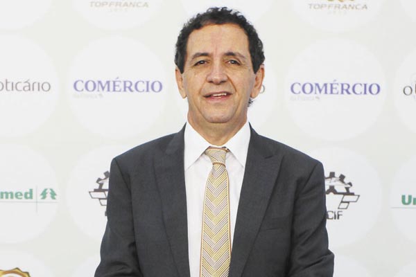 Aniversaria amanhã o querido amigo, suplente de deputado e agora na direção da CDHU, Gilson de Souza. Fomos colegas na Câmara Municipal. O Gilson deu sequência à vida política. Casado com a Cidinha, tem os filhos Gilsinho Filho e Nanda Bel, que é cantora.