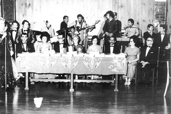 Esta foto, cedida pelo amigo Liliko, é mesmo histórica e mostra uma das primeiras Noite EP, ainda no Clube de Campo, no final dos anos 60. Da esquerda para a direita, Patrícia ao microfone e sentados à mesa: Abrãozinho Jorge, dona Nadima, José Lancha Filh