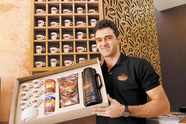 Na próxima terça-feira, dia 24, o Café Terreiro estará completando 28 anos de sucesso em Franca e região. Iniciado pelo cafeicultor, nosso amigo Alberto Carraro Filho, agora já fica nas mãos da geração seguinte, tendo à frente o Tales Carraro, que segue n