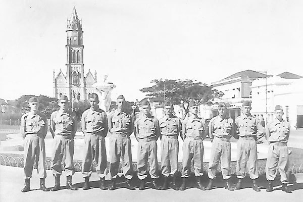 Recebo esta colaboração, via e-mail, do Hamilton Peixoto de Oliveira, com a foto da Turma do Tiro de Guerra, do ano de 1959. Deve ter sido com o Sargento Osni. Da esquerda para a direita: Wílson Gomes, Antônio Martinez Garcia, Faria Neto, Roberto, Piacezi