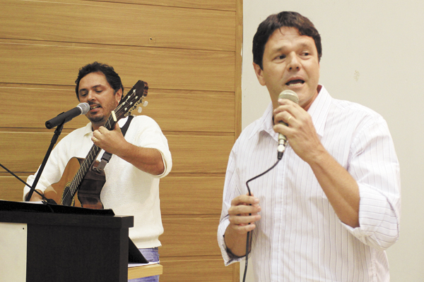 Como parte também do aniversário de Franca, o Sesi abre hoje as portas de seu teatro, na Santa Cruz, para um espetáculo, bem raiz, que promete ter cheiro de terra. Estará se apresentado o talentoso compositor, cantor, poeta e contador de “causos”, Paulo G