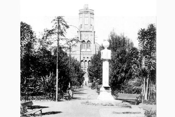 Será nesta próxima terça-feira, 8 de dezembro, o Dia da Padroeira da cidade, N.S. da Conceição, matrona da nossa catedral. Estamos acostumados a ver e admirar a beleza atual da principal igreja, e por isso ainda chamada por muitos de matriz. Esta foto, ce