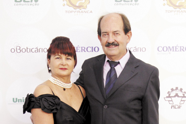 Querida amiga Rosinha Aylon estará passando para nova idade amanhã e já recebe nosso abraço, extensivo ao maridão Leonel Aylon. O casal tem os filhos, Leonardo (casado com a Anelu), Ronaldo (casado com a Juliana) e Flávia Aylon. E ainda os netinhos Igor e