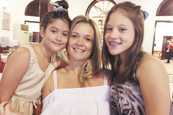 Aniversaria amanhã, 14 de dezembro, minha filha Roberta Sanches Rodrigues. Mamãe muito dedicada de minhas netas Maria Gabriela Rodrigues Lima e Marina Rodrigues Lima. Um beijo meu, da mamãe Cida, Cláudia, Joaquim, João Gabriel, Luís Felipe e Juninho. E qu
