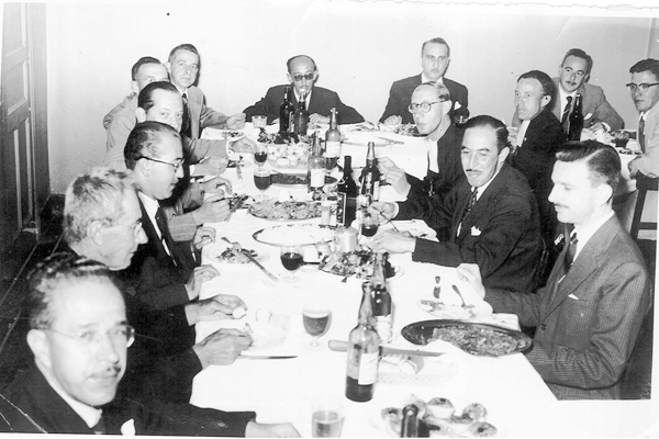 O leitor e amigo Flávio Newton de Mello manda esta foto, do jantar em comemoração ao Jubileu de Prata de formatura dessa turma do Colégio Champagnat de 1956. Da esquerda para a direita (sentido horário): Benedito Lino, Irmão Pedrinho, Antônio Peixe, Luís 