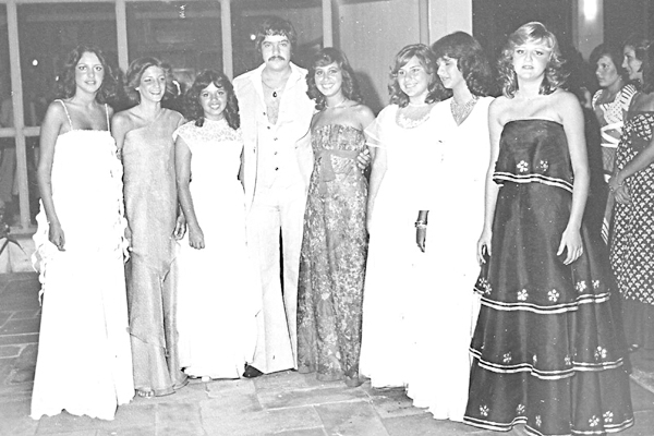 Esta foto foi feita no Clube de Campo da Franca, por ocasião de um baile de debutantes, em que convidaram para paraninfo, o então famoso cantor Antônio Marcos, agora já falecido. As quatro jovens vestidas de branco eram debutantes e as demais, convidadas.
