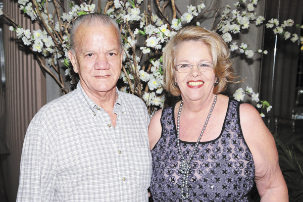 Aniversariando hoje o querido amigo, de longa data, Aureliano de Paula Borges, o conhecido empresário do ramo das flores e decorador, Liliko. Vai daqui o meu abraço a ele, extensivo à esposa Mágda, filha Cristiane, genro Alexandre e os netinhos Gabriel e 