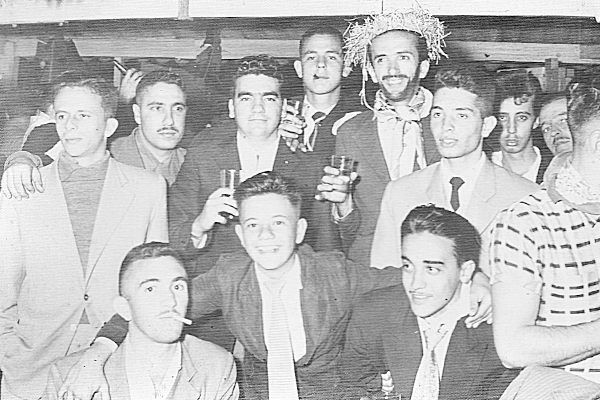 Esta foto me foi cedida pelo muito simpático Ney Aidar Filho, mostrando uma turma de amigos de seu saudoso pai, provavelmente em festa junina. Em pé, da esquerda para a direita: Paulinho Barão, Michel Chueri, Odracir Gonçalves, Ney Aidar, Zezito, Hugo Gar
