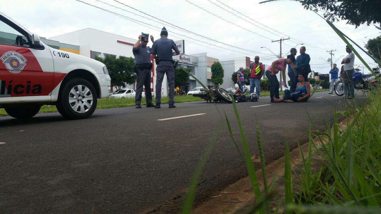 Jovem sofre fratura exposta após cair de moto no Jardim Piratininga