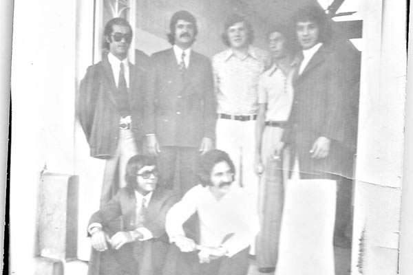 Essa foto tem por volta de uns trinta ou quarenta anos, e me foi enviada pelo amigo Jairo Ramos. Foi feita em Aparecida (do Norte), diante de um hotel da cidade, onde essa turminha se hospedou para acompanhar o casamento do crooner da Orquestra do Laércio