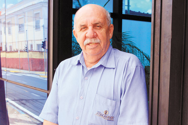 Quem passa para nova idade amanhã, 25 de janeiro, é o colega da comunicação e amigo, Paulo Roberto Verzola. Trabalhamos na mesma empresa durante muitos anos, além de termos iniciado quase na mesma época. Verzola é casado com a Maria Aparecida Tasso Verzol