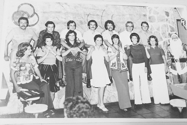 Esta colaboração foi do amigo Luiz Gonzaga Junqueira. Mostra um grupo de diretores do CDL de Franca, reunidos na antiga AEC-Centro, no ano de 1972, para uma comemoração. Da esquerda para a direita, os casais: Clóvis Meneghetti e Heloísa, Gonzaga e Regina,